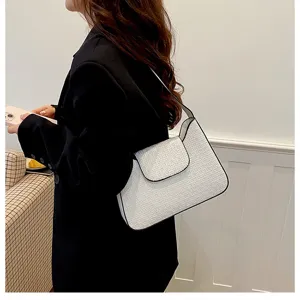 Sac à épaule blanc chic avec bordure noire, sac à main élégant et tendance pour femme.