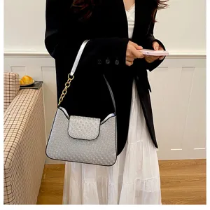Sac à épaule argenté chic pour femme, sac hobo élégant avec bandoulière chaîne et rabat moderne.