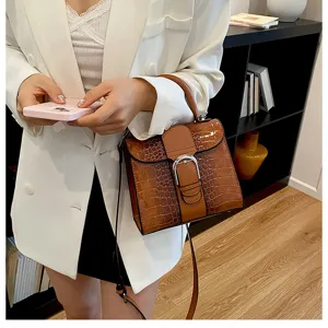 Elegante bruine croco-dameshandtas, chique handtas en schoudertas voor dames modieuze stijl.