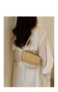 Borsa a tracolla in paglia intrecciata elegante con dettagli dorati da donna, chic.