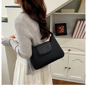 Élégante sacoche noire tissée pour femmes, sac à épaule tendance chic pour le quotidien.