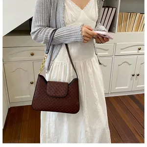 Sac à épaule marron tendance pour femme, petit sac carré vintage texturé avec bandoulière chaîne.