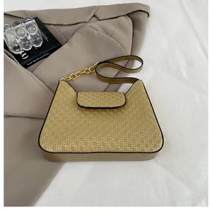 Vue détaillée du sac à bandoulière tissé élégant avec bandoulière chaîne chic et rabat sophistiqué.