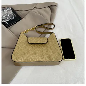 Sac à épaule khaki élégant avec texture tressée chic, rabat et bandoulière chaîne dorée.