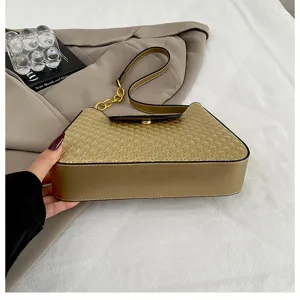 Sac à épaule doré élégant avec texture tissée et détail de chaîne pour les femmes