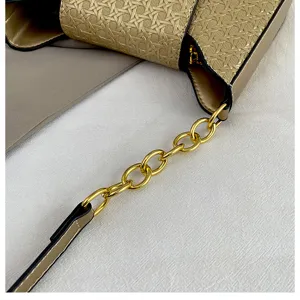 Gros plan détaillé sur le sac à épaule élégant pour femme avec chaîne dorée et rabat tressé.
