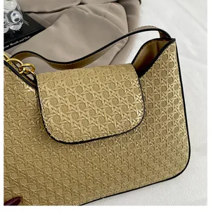 Sac a epaule tisse chic pour femmes, sac baguette elegant avec texture de qualite.
