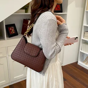 Sac à bandoulière marron tissé chic pour femmes, sac à main vintage élégant avec chaîne.