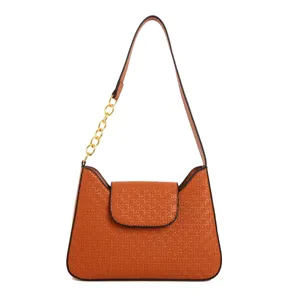 Sac à épaule tissé élégant pour femme, sac axillaire tendance avec chaîne et rabat avant.
