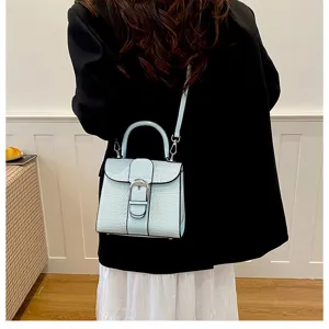 Lichtblauwe handtas met kroko print, elegante vintage schoudertas voor moderne dames.