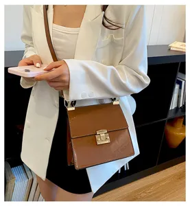 Braune Umhängetasche aus Lackleder, stilvolle kleine Schultertasche mit Metallverschluss.