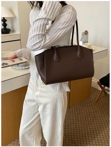 Large capacity brown leather tote shoulder bag for women, stylish vintage commute handbag.