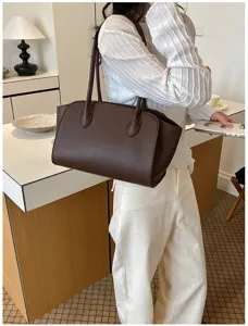 Large capacity brown leather tote bag for women, stylish commuter shoulder bag retro style.