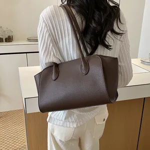 Large capacity tote bag for women, stylish commuter shoulder bag with retro design.