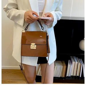 Elegante braune Lackleder Handtasche mit Henkel und Schultergurt im Detailansicht Modestil.