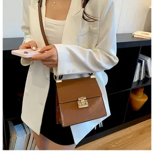 Klassische braune Lackleder-Umhängetasche mit Metallschloss, elegante modische Handtasche.