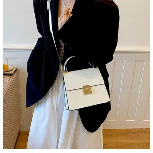 Schicke weiße Handtasche für Damen, stilvolle Umhängetasche mit Goldschloss, modernes Design.