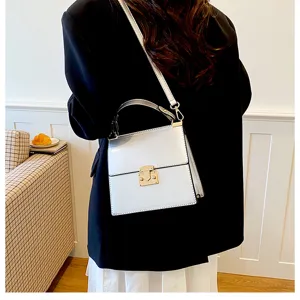 Schicke silberne Umhaengetasche mit Henkel fuer Damen, edle Handtasche aus Leder.