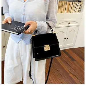 Elegante schwarze Lackleder Umhängetasche kleine quadratische Handtasche mit goldenen Details.