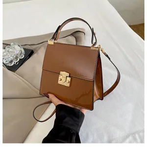 Braune Lackleder Handtasche Detailansicht, elegante strukturierte Umhängetasche für Damen.