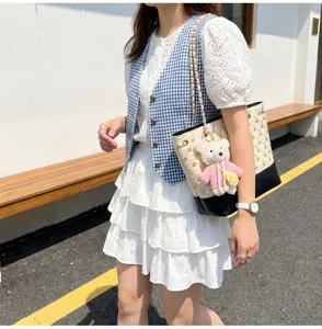 Borsa a tracolla trapuntata con strass, elegante borsa da lavoro con simpatico ciondolo orsetto.