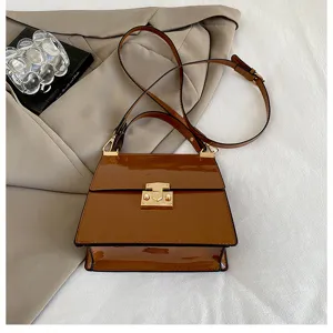 Schicke glänzende braune Handtasche Detail, hochwertiges Leder mit eleganter goldener Hardware.
