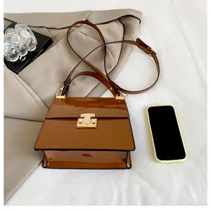 Modische braune Lackleder Umhängetasche für Damen, elegante quadratische Handtasche mit gold.