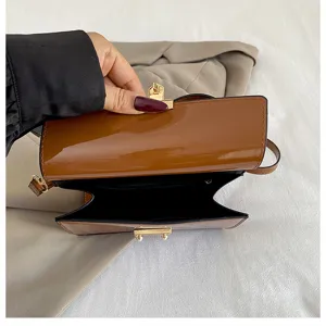 Braune Umhängetasche aus Lackleder im kleinen quadratischen Design mit Metallverschluss.