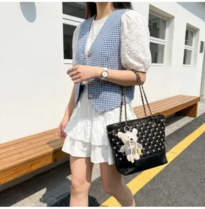 Borsa a tracolla trapuntata nera con catena, strass e simpatico ciondolo orsetto.