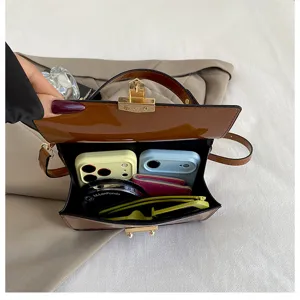 Braune strukturierte Henkeltasche mit großem Fassungsvermögen und modischem Design.