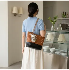 Borsa a tracolla trapuntata vintage con eleganti strass lucidi, perfetta per commuting.