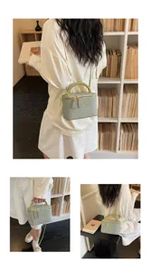 Retro gewebte Box-Tasche mit Metallgriff und Kette, eleganter Stil für den Alltag und Anlässe.