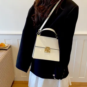 Borsa a tracolla in pelle verniciata bianca da donna, elegante borsa quadrata chic.