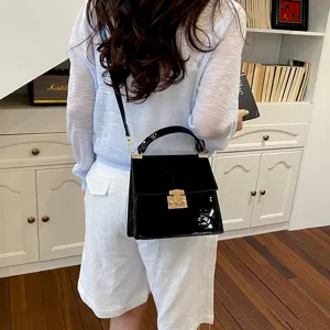 Borsa a tracolla in pelle verniciata nera da donna, elegante borsa quadrata, vista principale.