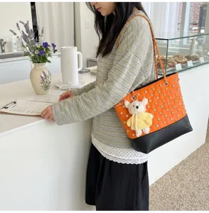 Borsa a tracolla trapuntata arancione con strass scintillanti e grazioso ciondolo a forma di orso.