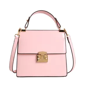 Borsa a mano in pelle verniciata rosa con chiusura dorata e tracolla per le donne.