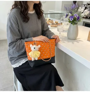 Borsa a tracolla trapuntata arancione con strass e ciondolo orsetto, elegante borsa da donna