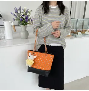 Borsa a tracolla trapuntata arancione con strass, elegante borsa a mano chic da donna.