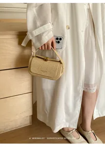 Borsa a mano intrecciata chic in dettaglio, borsa quadrata di paglia minimal con chiusura.