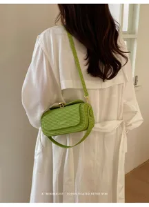 Borsa a tracolla intrecciata verde da donna, elegante borsa rétro minimalista chic.