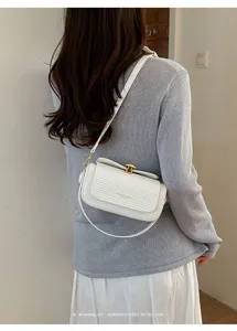 Borsa a tracolla bianca minimalista chic in pelle con design retro e chiusura in metallo.
