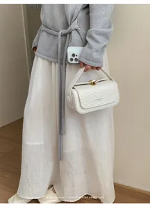Borsa a mano bianca minimalista per donna, elegante borsa a tracolla in pelle con chiusura metallo.