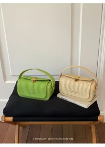 Inquadratura dettagliata della borsa retrò intrecciata con finitura e chiusura in metallo.