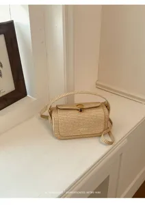 Piccola borsa quadrata in paglia beige con chiusura a conchiglia. Elegante accessorio chic.