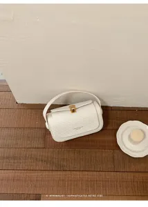 Borsa a mano bianca retrò minimalista con serratura dorata, design elegante per uso quotidiano.