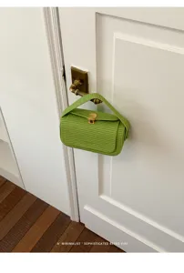 Borsa a mano intrecciata verde da donna, borsa vintage retrò con chiusura dorata chic.