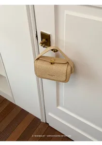Borsa a mano intrecciata minimalista con manico e serratura dorata retrò, borsa chic.