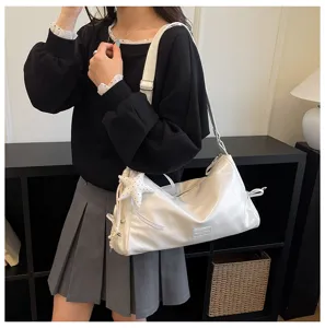 Retro trendy large capacity women shoulder bag, stylish casual commuter messenger bag detail.