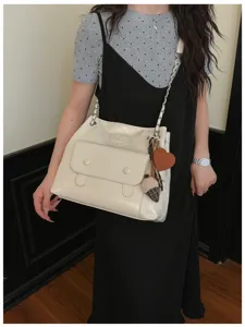 Retro chain shoulder bag, stylish commuter handbag with large capacity and elegant design detail.