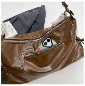 Retro brown leather slouchy shoulder bag detail, large capacity commuting tote handbag with zipper.